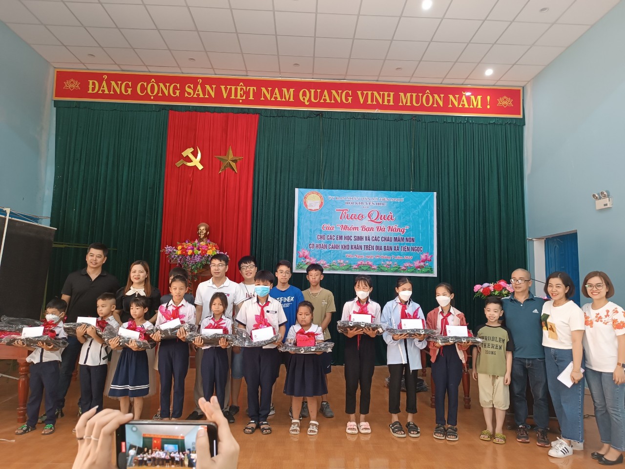 Trao quà cho các em học sinh có hoàn cảnh khó khăn